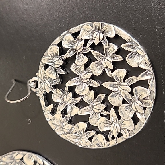 Silver Tone Floral Earings - Picture 2 of 3
